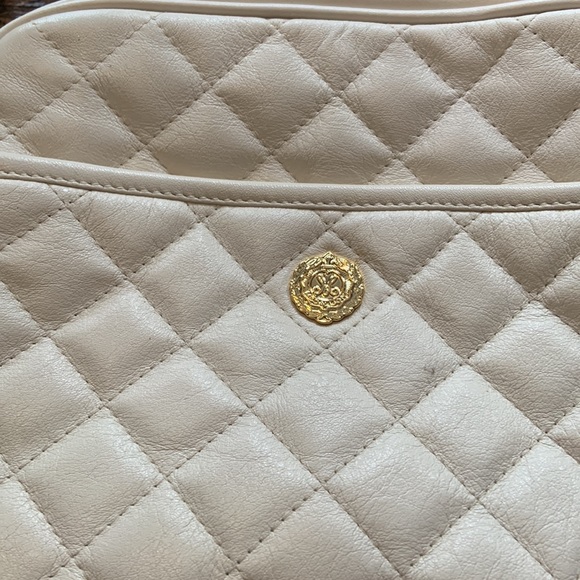 CREAM CROSSBODY PURSE W/ GOLD STRAP! - Picture 3 of 7